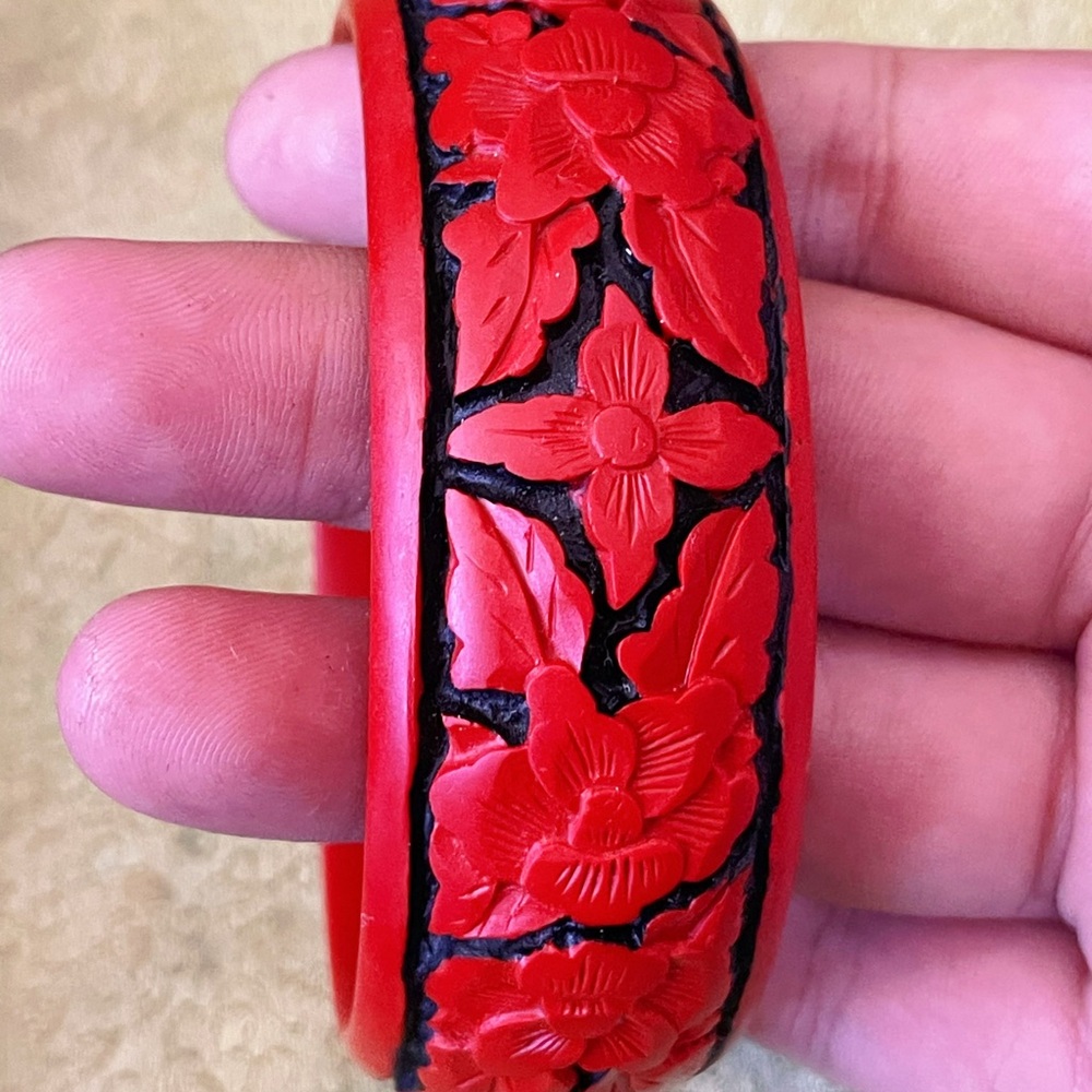 Vintage Chinese Cinnabar Carved Red Lacquer Bangle Bracelet Floral Design - Picture 8 of 9